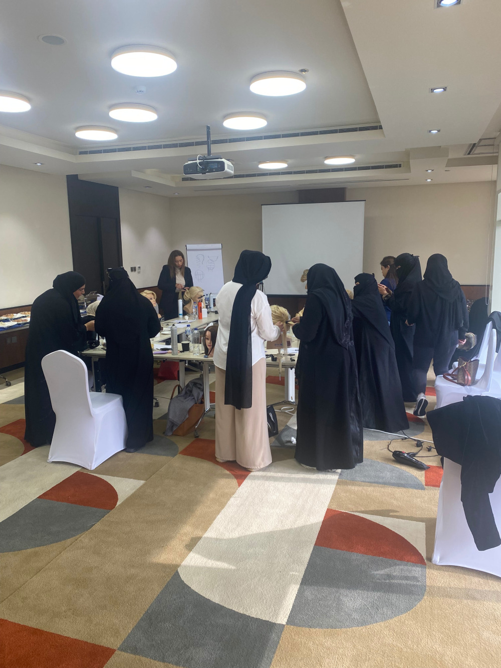 تدريب مجموعة من موظفي الصالون: داخل صالونهم